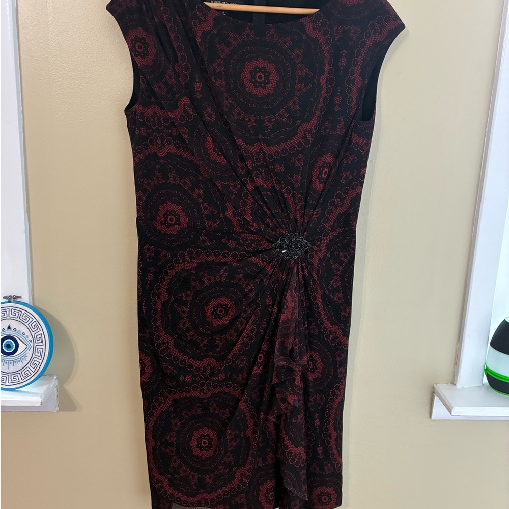 Jones New York Black and Burgundy Sleeveless Midi Dress with Waist Accent